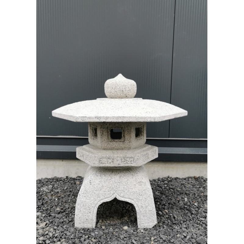 Lanterne en granit Oshi Yukimi