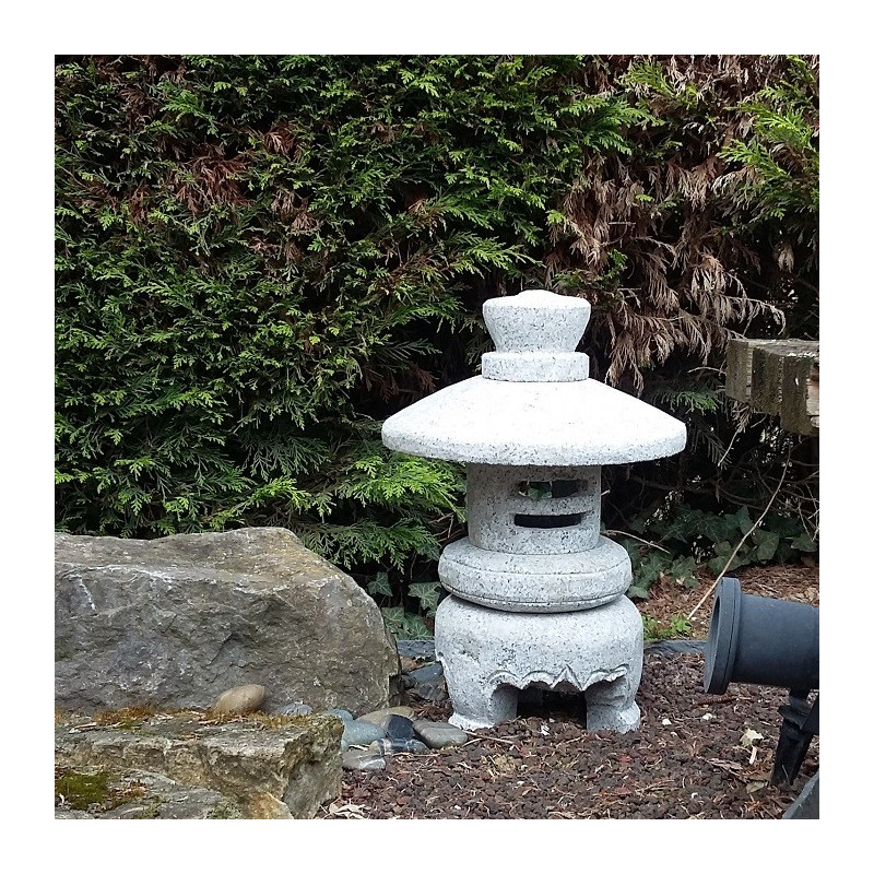 japonaise en granite modè sakura. lanterne jardin zen